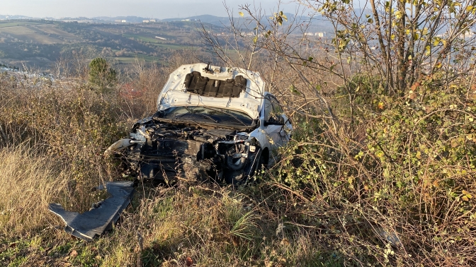 10 metre sürüklenen otomobil çalılık alana savruldu