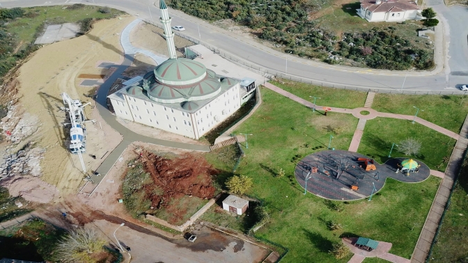 17 Ağustos Camii’nin çevresi güzelleşiyor