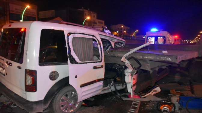 Akaryakıt istasyonuna girmek için yavaşlayan tıra hafif ticari araç çarptı