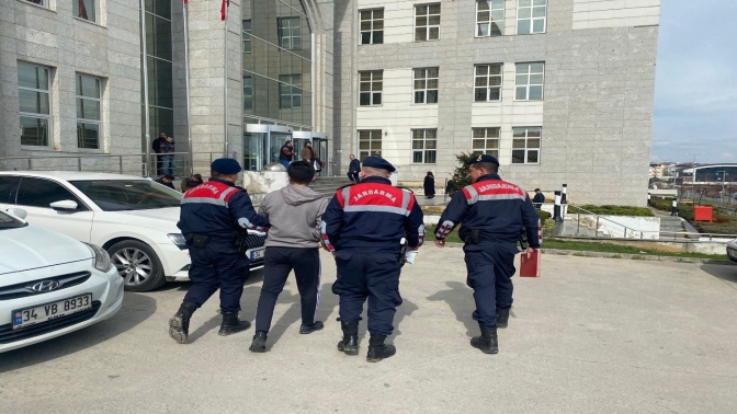 Aranan 2 hükümlü yakayı ele verdi