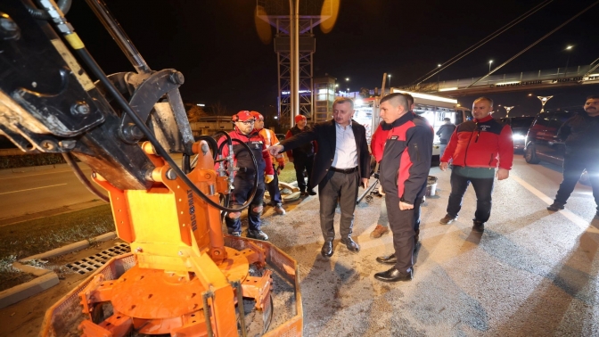 Büyükşehir’de yeni yıl gecesi de yol bakım hizmeti devam etti