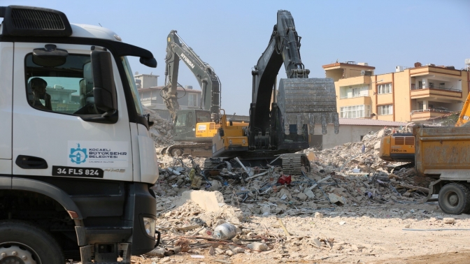 Büyükşehir, Defnede enkaz kaldırma çalışması yapıyor