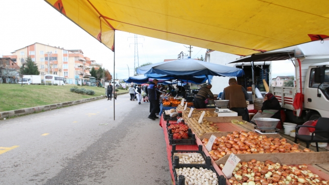 Çınarlı Semt Pazarı Yeni Yerine Taşındı