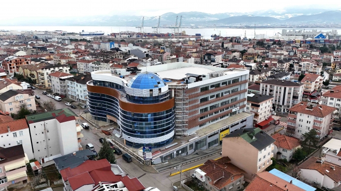 Derince Belediyesi hizmet binasında yoğun tempo