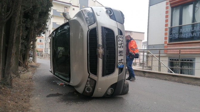 Devrilen otomobilin içinden burnu bile kanamadan çıktı