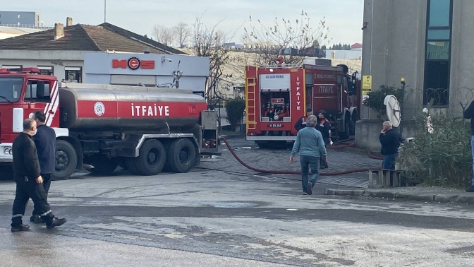 Fabrikada çıkan yangın çalışanları sokağa döktü