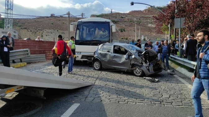 Freni patlayan midibüs 5 aracın arasına dald