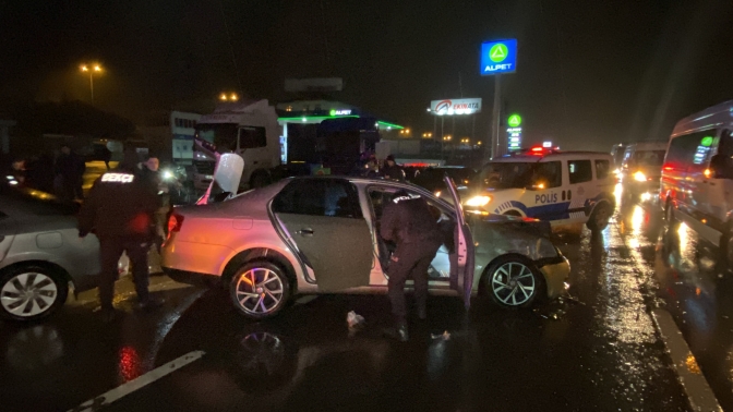 Gasp ettiği araçla 3 polis aracına çarptı: 2si polis 3 kişi yaralı