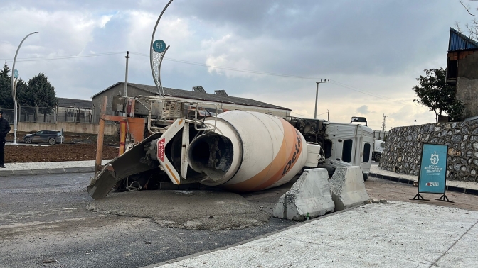 Gebzede devrilen beton mikserin sürücüsü kazayı yara almadan atlattı