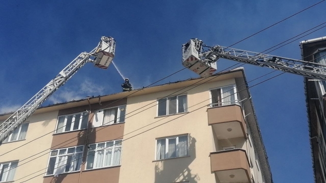 Gebzede yangın çıktı, çatı cayır cayır yandı