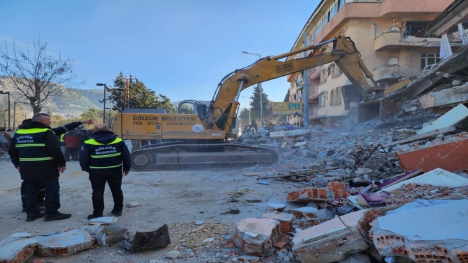 Gölcük Belediyesi,75 personeli ile deprem bölgesinde