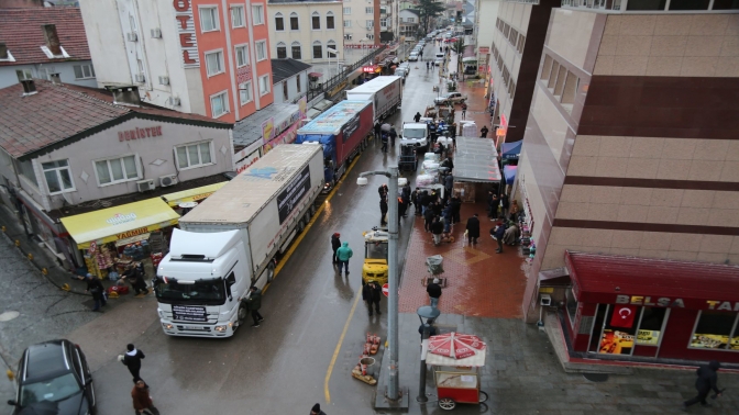 Gölcükten 3 tır deprem bölgesine doğru yola çıktı