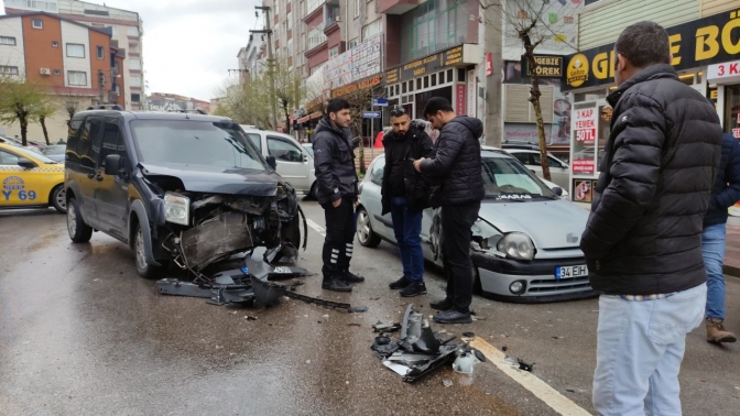 Hafif ticari araç ile otomobil çarpıştı: 1 yaralı