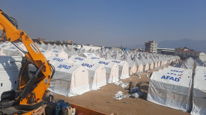 Hatay Defne’de çadır kent ve sahra hastanesi kurulumuna başlandı