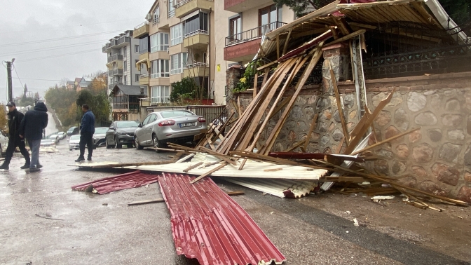 Kocaelide çatı uçtu, 6 otomobil hasar gördü