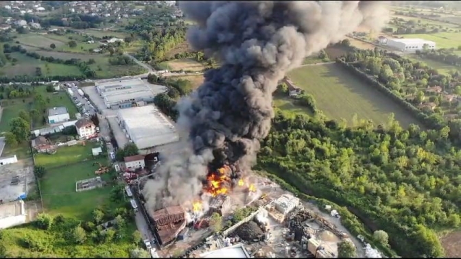 Kocaelide geri dönüşüm fabrikası yangını havadan dron ile görüntülendi