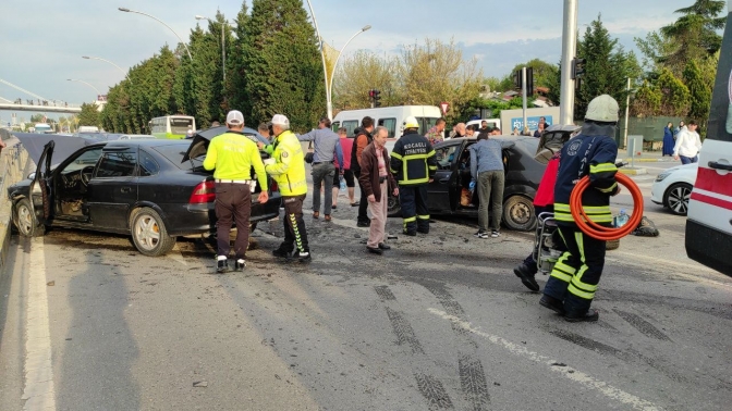 Kocaelide iki otomobil çarpıştı, yol trafiğe kapandı: 5 yaralı