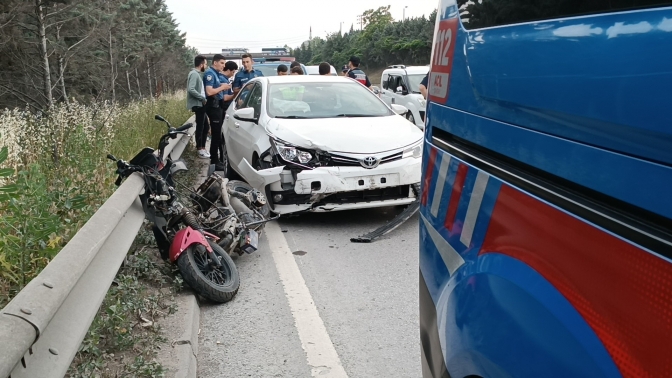 Kocaelide motosiklet bariyerlere çarptı: 1’i ağır 2 yaralı