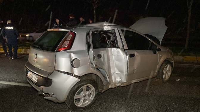 Kocaelide otomobil elektrik direği ve ağaçları devirdi: 2 yaralı