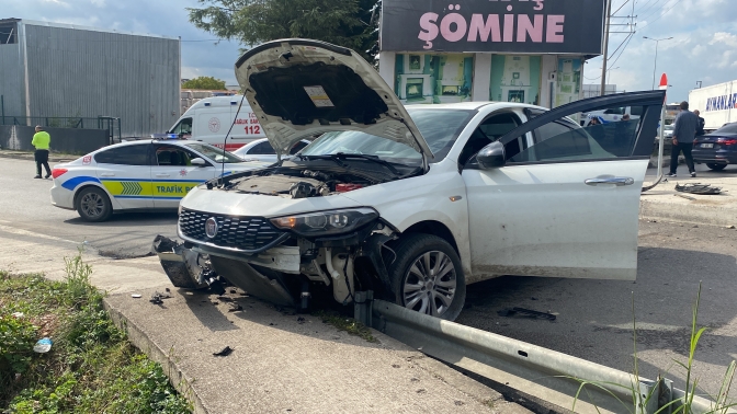 Kocaelide otomobil kaldırıma çıktı: 1i bebek 3 yaralı