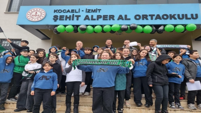 Kocaelisporlu futbolcular öğrenciler ile buluştu