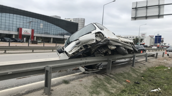 Kontrolden çıkan kamyonet bariyerlere çarparak durabildi