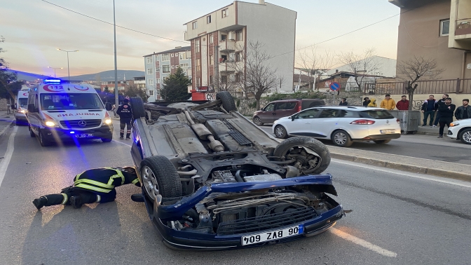 Köpeğe çarpmamak için manevra yapınca kaza yaptı