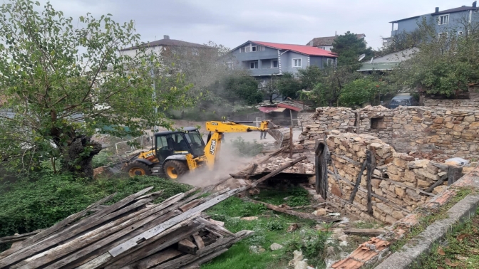 Körfezde metruk binalar yıkılıyor