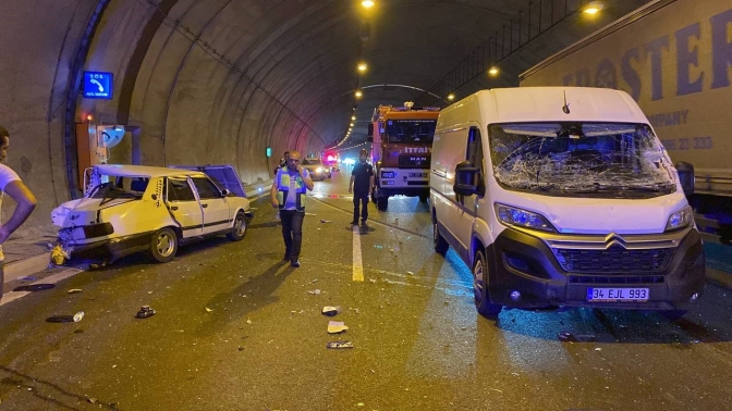 Kuzey Marmara Otoyolunda arızalanan otomobile tır çarptı