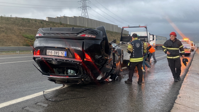 Kuzey Marmara Otoyolunda takla atan otomobil sürüklendi: 4 yaralı