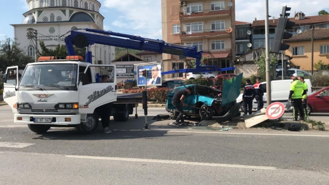 Lastiği kopan otomobil trafik lambaları direğine çarptı