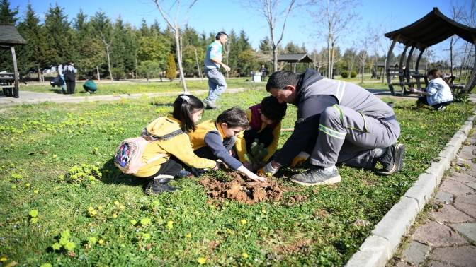 Minik öğrenciler, fidanları toprakla buluşturdu