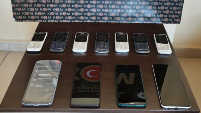 Polisten kaçak telefonu geçit yok