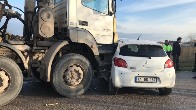 Tankerle çarpışan otomobilde 2 kişi yaralandı