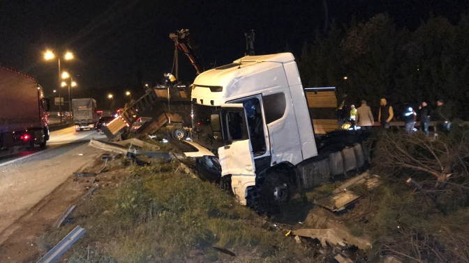 TEM Otoyolu’nda tır devrildi, trafikteki sürücüler kontak kapattı