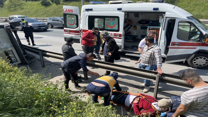 TEMde lastiği patlayan araç takla attı: 2 yaralı