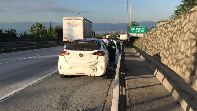 TEMde polisten kaçan aracın sebep olduğu kazada 2 kişi yaralandı