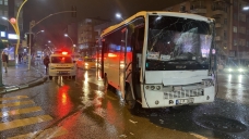 Hatalı dönüş yapan market kamyonu, servis aracıyla çarpışt