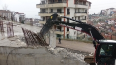 Kirişlerin toprakla doldurulduğu iddia edilmişti, yıkımına başlandı