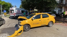 Ticari taksi ile otomobil çarpıştı: 2 yaralı