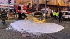 Ticari taksi ile tramvay çarpıştı: 3 yaralı