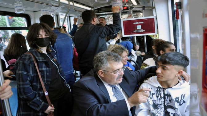 Tipioğlu tramvaya bindi, gençleri ikna etti