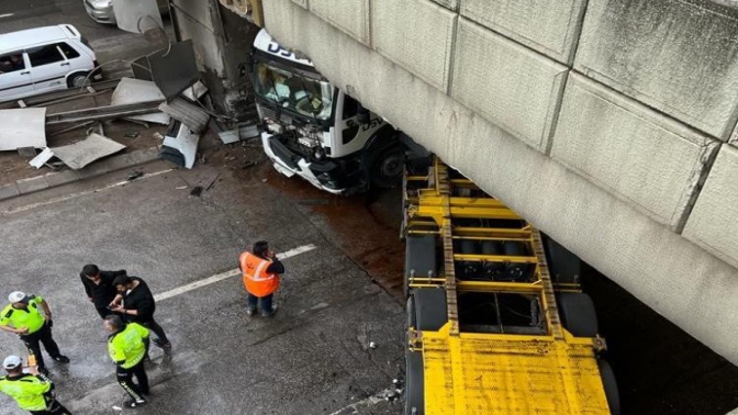 Tünel girişinde kaza yapan tır makasladı, trafik felç oldu