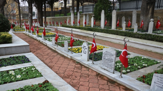 Türkiye’nin en bakımlı şehitliğinde çiçekler açtı