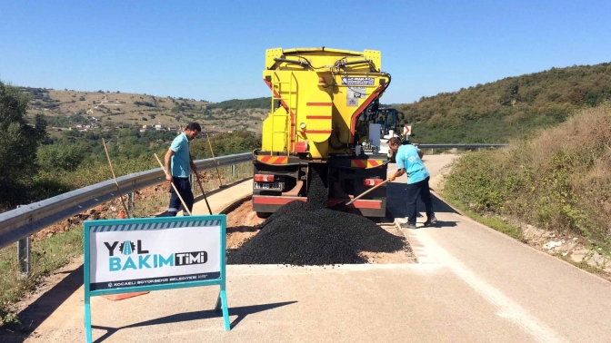 Vatandaş talep ediyor, Yol Bakım Timi yapıyor