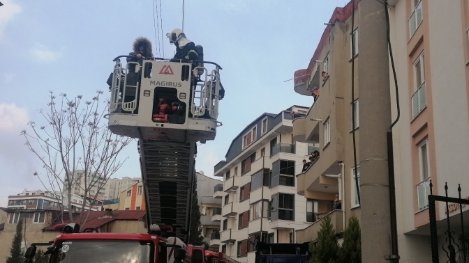 Yangında mahsur kalan özel birey itfaiye ekipleri tarafından kurtarıldı