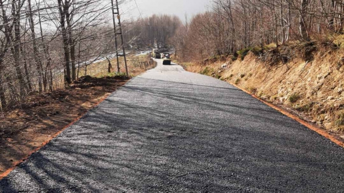 Yol Bakım Timi köy yollarını asfaltlıyor