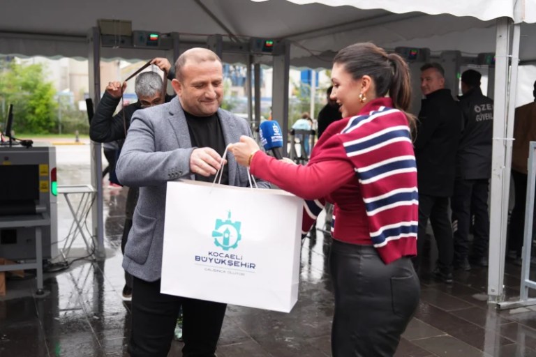 Kitap fuarında 1 milyonuncu ziyaretçiye sürpriz kutlama