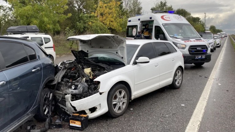 Beş otomobilin karıştığı kazada beş kişi yaralandı!