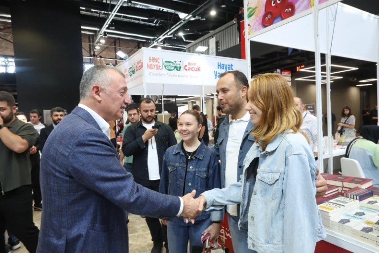 Kitap fuarında başkan okurlarla bir araya geldi